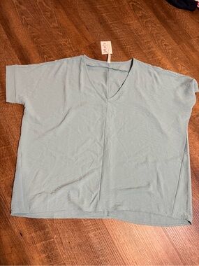 Zenana Outfitters teal V-Neck Tee